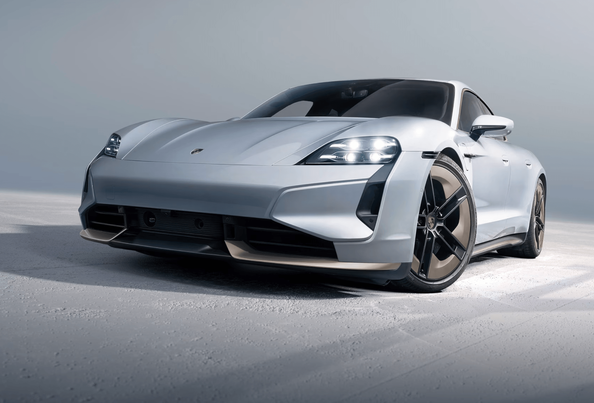 Porsche Taycan blanche, vue trois-quarts avant